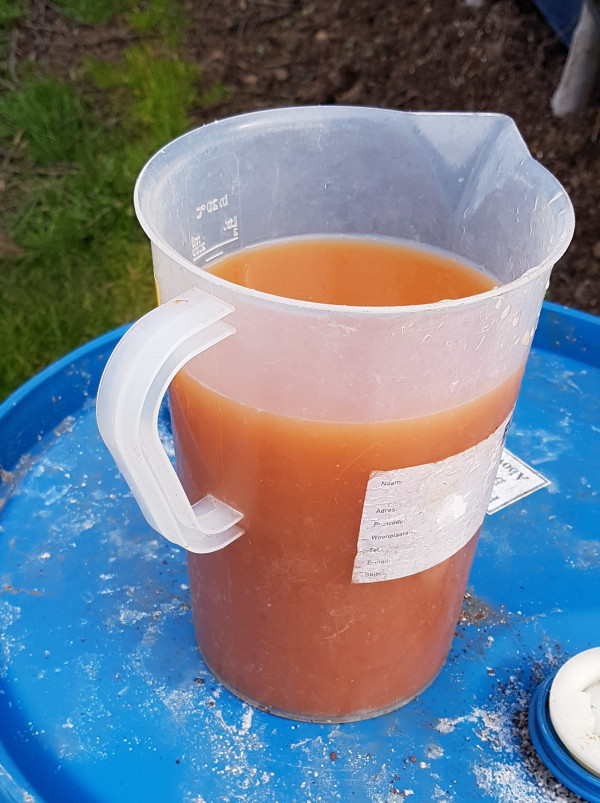 Roodbruin water is roest dat doppen en druppelaars verstopt