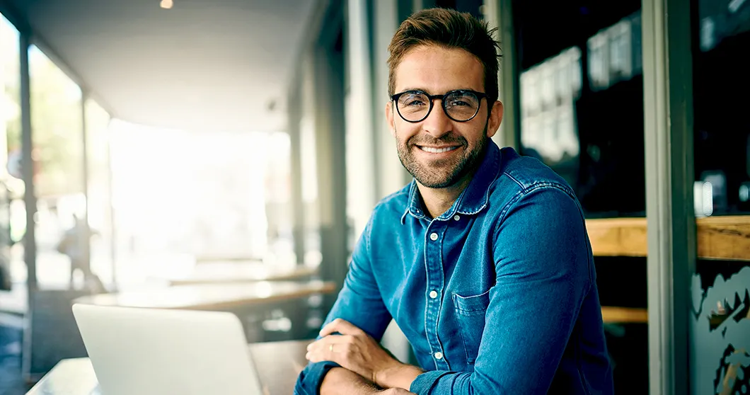 Lachende man met laptop