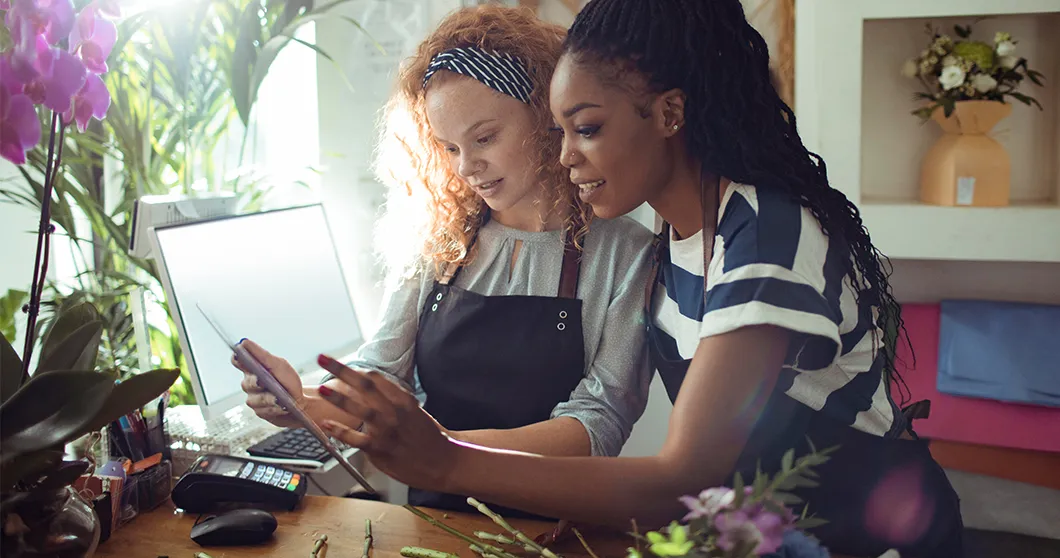 Twee jonge vrouwen op een tablet