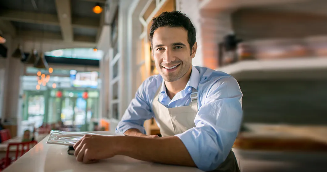 Barista staat in een café achter de toonbank
