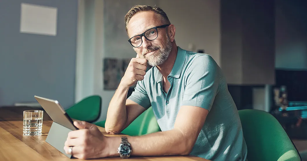 Man zit aan tafel en glimlacht